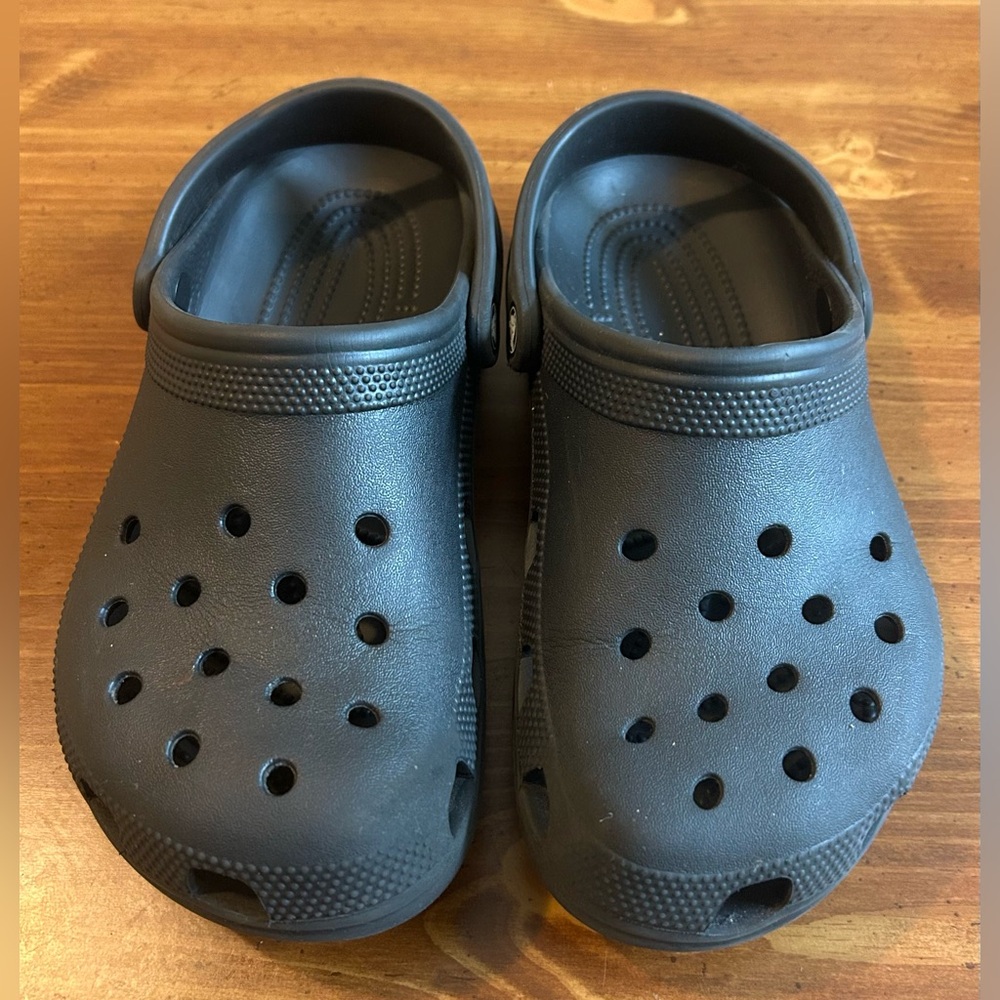 Crocs Classic Clogs Unisex Navy Blue Mens Size 7- Women’s Size 9
